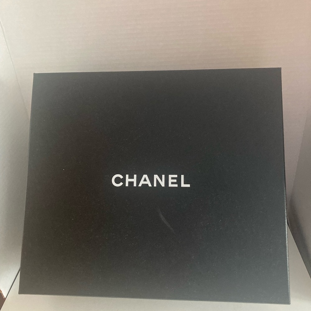 Chanel Black Box with White Camellia and small suede bag - Picture 6 of 7